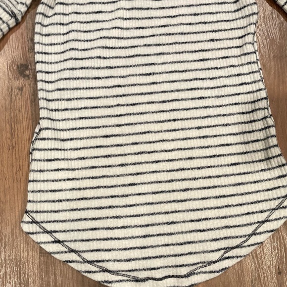 ABERCROMBIE & FITCH WOMANS HENLEY KNIT TOP - Picture 14 of 14